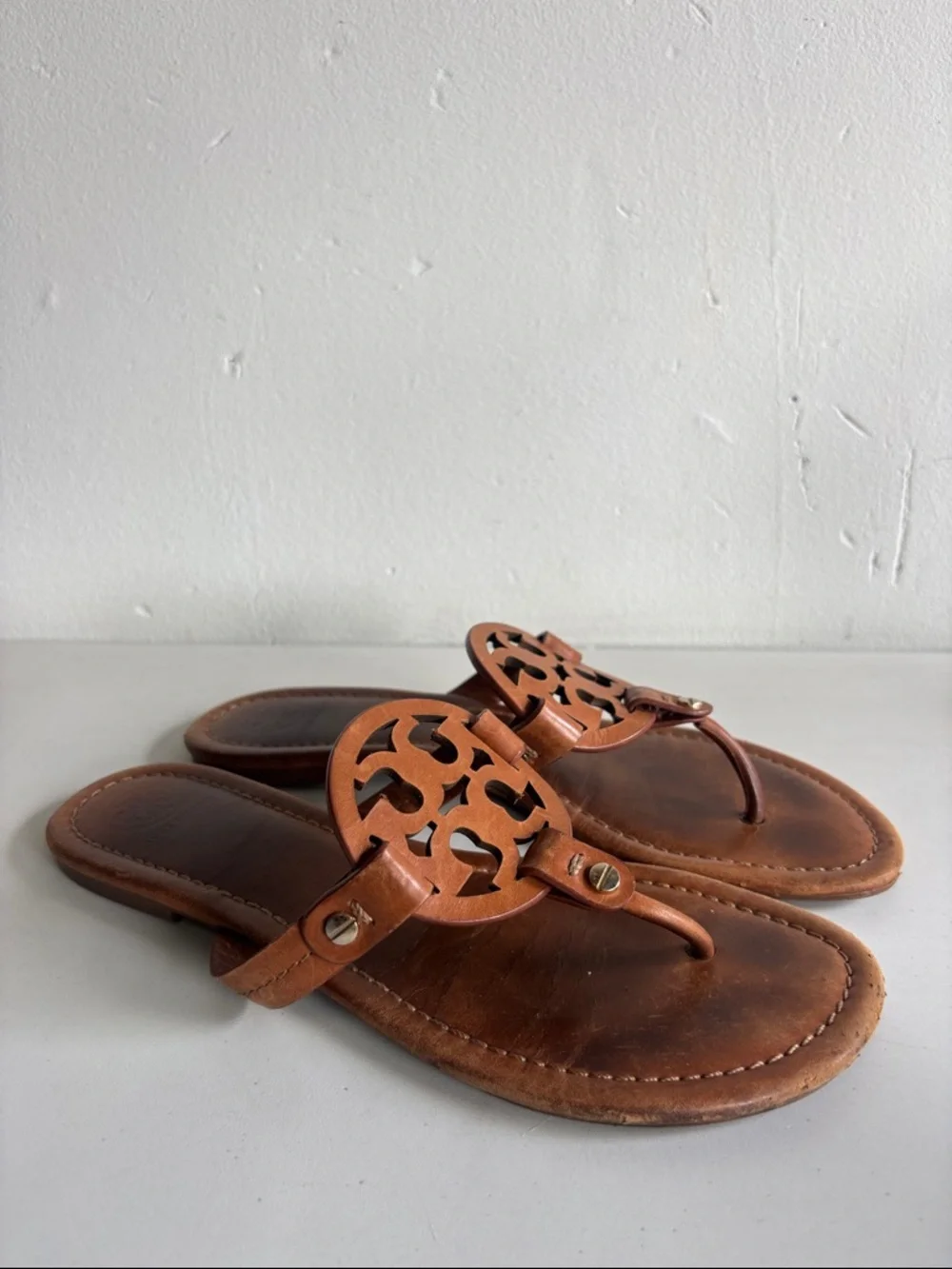 Tory Burch Millers Cognac Leather Logo Thong Sandals - Picture 2 of 7